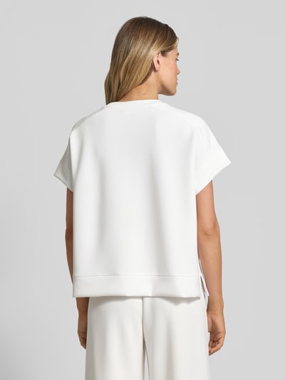 Vrouwenmodel draagt Relaxed Fit T-Shirt aus Modal-Mix van s.Oliver RED LABEL, effen wit, scuba textuur, korte mouw, achterkant, geheellichaamsaanzicht rugaanzicht