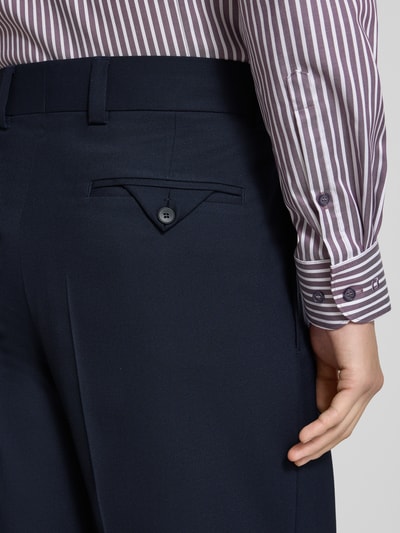 Männermodel trägt Regular Fit Anzughose mit Bügelfalten Modell 'FLIPS251X' von HUGO, Unifarben, Stretch-Twill, Detailaufnahme Rückansicht.