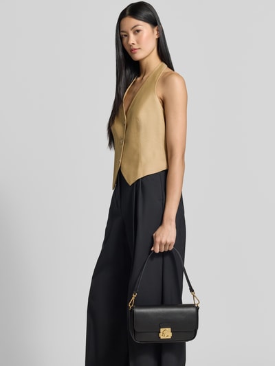 Vrouwenmodel draagt Shoulder Bag met Logo-Detail van Coccinelle, zwart met structuurpatroon, overslag, afneembare schouderband, binnenvak met ritssluiting, breedte 28 cm, lengte 16 cm, diepte 6 cm, bandlengte 96 cm, recht van voren, Nahaufnahme Oberkörper.