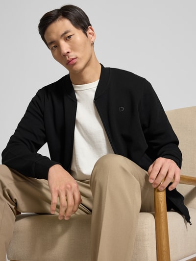 Mannelijk model draagt Regular Fit Sweatjacke aus reiner Baumwolle van BOSS, look: effen kleuren, regular fit, logopatch, ritssluiting, collegekraag, ronde hals, lange mouw, mouwboord, rompzoom, puur katoen, ganzkörperansicht van voren.