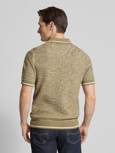 Männermodel trägt Regular Fit Poloshirt im Allover-Look von Jack & Jones Premium in Beige mit Polokragen und Knopfleiste aus reiner Baumwolle, Regular Fit, Rückenlänge 69 cm bei Größe M, Ganzkörperansicht Rückansicht.
