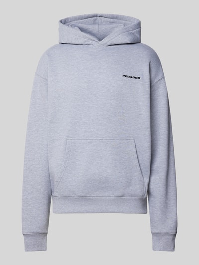 Produktfoto, Oversized Hoodie aus Baumwoll-Mix von PEGADOR in Hellgrau mit Logo-Stickerei, gerippten Bündchen und Kängurutasche.