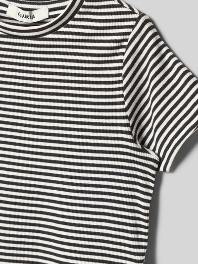 Produktfoto, T-Shirt in Ripp-Optik mit Rundhalsausschnitt von Garcia, Baumwoll-Elasthan-Mix, schwarz-weiß gestreift, Regular Fit, Label-Detail
