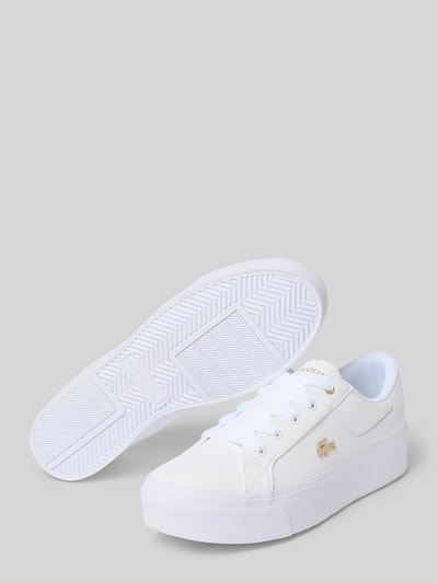 Productfoto, witte sneakers met gouden details, gladde textuur, model 'ZIANE' van Lacoste, Dames sneakers