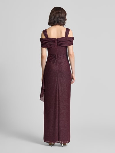 Frauenmodel trägt Empire Abendkleid aus Chiffon von Vera Mont in dunklem Bordeauxrot mit glitzernder Textur, Ganzkörperansicht Rückansicht.