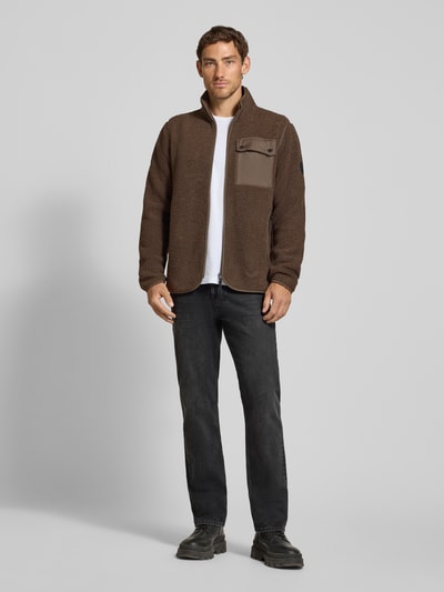Männermodel trägt Regular Fit Jacke mit Stehkragen Modell 'Peter' von Didriksons in Braun, Strukturmuster, Ganzkörperansicht von vorne.
