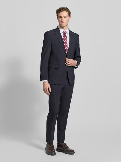 Männermodel trägt Business-Hemd mit Kentkragen Modell 'KENNO' von HUGO aus Baumwoll-Elasthan-Mix, Slim Fit, Ganzkörperansicht von vorne.