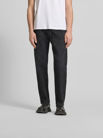 Männermodel trägt Loose Fit Jeans mit Lyocell-Anteil von Diesel in Schwarz, Baumwoll-Lyocell-Mix, 5-Pocket-Design, Ganzkörperansicht von vorne.