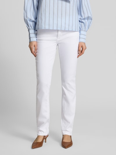 Frauenmodel trägt Straight Leg Jeans im 5-Pocket-Design Modell 'Dream' von MAC, weiß, Baumwoll-Mix mit Stretch-Anteil, Gerader-Schnitt, Knopf- und Reißverschluss, Ganzkörperansicht von vorne.