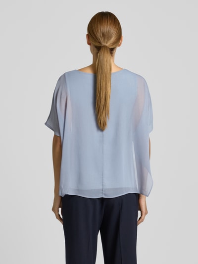 Frauenmodel trägt Loose Fit Top aus Viskose-Mix von s.Oliver BLACK LABEL in Hellblau, unifarben, Chiffon, Effektgarn, Ganzkörperansicht Rückansicht.