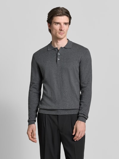 Männermodel trägt Strickpullover aus Baumwoll-Kaschmir-Mix Modell 'FRODE' von Casual Friday in Grau, Regular Fit, Polokragen, Ganzkörperansicht von vorne.
