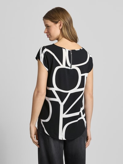 Vrouwenmodel draagt Relaxed Fit Blusenshirt in Crêpe-Verarbeitung model 'VIC' van Only, all-over motief, boothals, kapmouwen, afgerond, materiaalverwerking crêpe. Ganzkörperansicht Rückansicht.