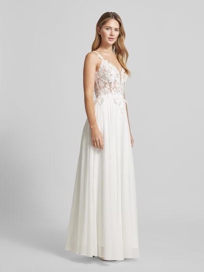 Frauenmodel trägt Abendkleid mit Spitzenbesatz und V-Ausschnitt von Luxuar aus weißem Chiffon in A-Linie, Ganzkörperansicht von vorne.