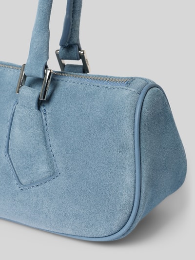 Produktfoto, Handtasche aus Velours mit Label-Detail Modell 'CECILE' von LIEBESKIND BERLIN, hellblau, weiche Textur, rechteckige Form, Reißverschluss, Tragehenkel, Szerokość w rozmiarze 1: 29 cm, długość 11 cm, głębokość 10 cm, długość paska 65 cm