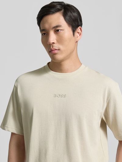 Męski model nosi Regular Fit T-Shirt aus reiner Baumwolle Modell 'TEE 10' von BOSS Green, jednokolorowy, aplikacja z marką, okrągły dekolt, krótki rękaw, bawełna, zbliżenie na górną część ciała