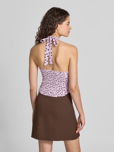 Vrouwenmodel draagt top met halter van zuiver viscose met all-over look Model 'Fleur' van LeGer, slim fit, ruglengte maat 36: 23 cm, geheellichaamsaanzicht achterkant.