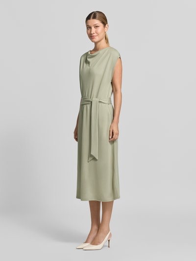 Vrouwenmodel draagt Relaxed Fit vrijetijdsjurk uit viscosemix van s.Oliver BLACK LABEL in lichtgroen, geheel van voren te zien, Ganzkörperansicht von vorne.