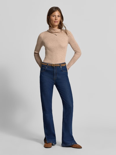 Frauenmodel trägt Slim Fit Pullover aus Viskose-Mix in Strick-Optik von MYON, beige, mit Knopfleiste, Ganzkörperansicht von vorne.