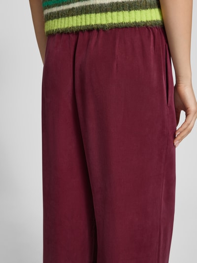Frauenmodel trägt Weite Hose aus Lyocell von Marc O'Polo Denim, Optik: Unifarben, Regular-Fit, seitliche Eingrifftaschen, Bundabschluss elastisch, Material: Lyocell, Detailaufnahme