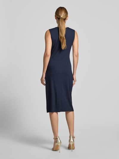 Frauenmodel trägt Slim Fit Midikleid aus Viskose-Mix mit Raffungen von Christian Berg Woman Selection in Dunkelblau, Ärmelloses-Design, Rückenlänge 115 cm, Brustweite 45 cm, floraler Zierbesatz, Ganzkörperansicht Rückansicht.