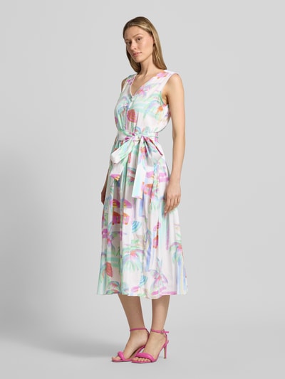 Frauenmodel trägt Hemdblusenkleid mit V-Ausschnitt von Milano Italy aus Reine Baumwolle, Tailliert, Midikleid, Knopfleiste, Bindegürtel, Ärmelloses-Design, Pastellfarben, Ganzkörperansicht von vorne.