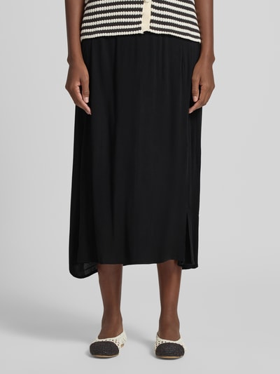 Frauenmodel trägt schwarzen Midirock aus Reine Viskose mit elastischem Bund, A-Linie, Modell 'MARRAKECH' von ICHI, Nahaufnahme Unterkörper. Damen Midirock, Bundweite 35 cm, Gesamtlänge 86 cm, Größe S.