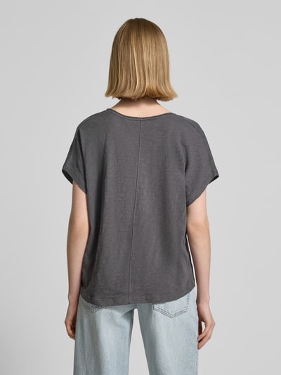 Frauenmodel trägt Loose Fit T-Shirt aus reiner Baumwolle von Marc O'Polo, damski t-shirt z efektem melanżu, krój loose fit, dekolt w serek, krótki rękaw, 100% bawełna, melanżowa faktura, kolor szary, Ganzkörperansicht Rückansicht