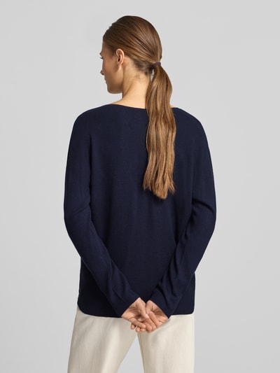 Frauenmodel trägt Strickpullover aus Viskose-Mix Modell 'FREYJA' von Oui in Dunkelblau, feine Struktur, Rückenansicht, Ganzkörperansicht Rückansicht. Damen Strickpullover, gerade Passform, V-Ausschnitt, überschnittene Schultern, Rückenlänge 59 cm bei Größe 36, Ärmellänge 63 cm bei Größe 36.