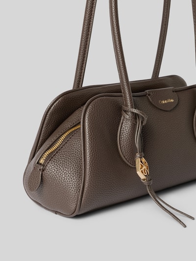 Produktfoto, brązowa Henkeltasche mit Label-Detail von CK Calvin Klein, fakturowana skóra, złote detale, torebka damska