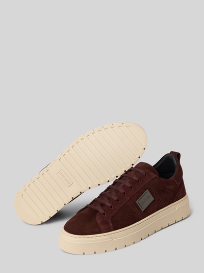 Produktfoto, Sneaker aus echtem Leder Modell 'Moose' van Antony Morato, heren sneakers van echt leer, afgeronde pasvorm, vetersluiting, profielzool, hakhoogte maat 44: 4 cm, schachthoogte maat 44: 9 cm, schachtbreedte maat 44: 8 cm, bordeauxrood met crèmekleurige zool, gladde en suède texturen