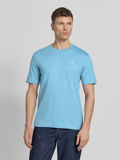 Männermodel trägt Regular Fit T-Shirt aus reiner Baumwolle von Marc O'Polo, unifarbenes Hellblau, Jersey, Logo-Stitching, Ganzkörperansicht von vorne