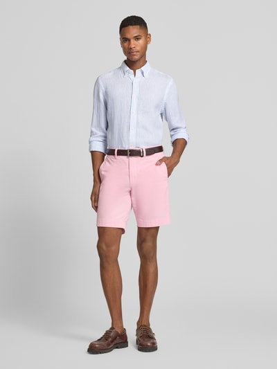Männermodel trägt Regular Fit Freizeithemd aus reinem Leinen von Polo Ralph Lauren mit mehrfarbigen Streifen, Ganzkörperansicht von vorne.