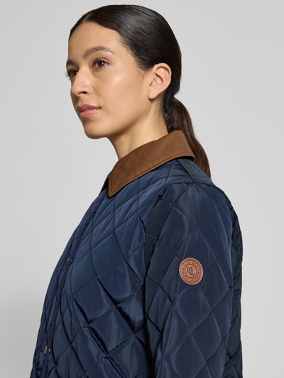 Frauenmodel trägt Regular Fit Steppjacke mit Umlegekragen von Lauren Ralph Lauren, navy unifarben, Label Patch, Nahaufnahme Oberkörper.
