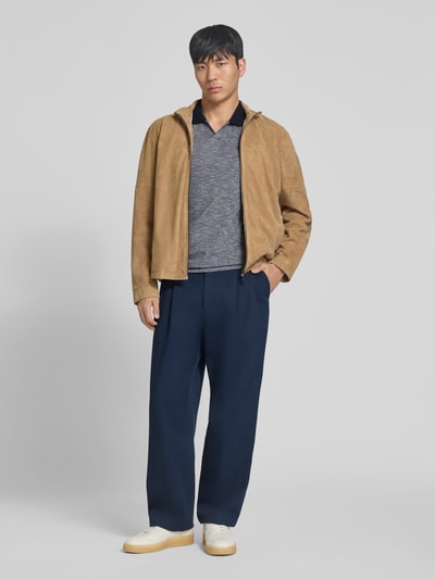 Männermodel trägt Regular Fit Poloshirt mit Label-Stitching Modell 'Iwanito' von JOOP! Collection, Reine Baumwolle, V-Ausschnitt, Ganzkörperansicht von vorne.