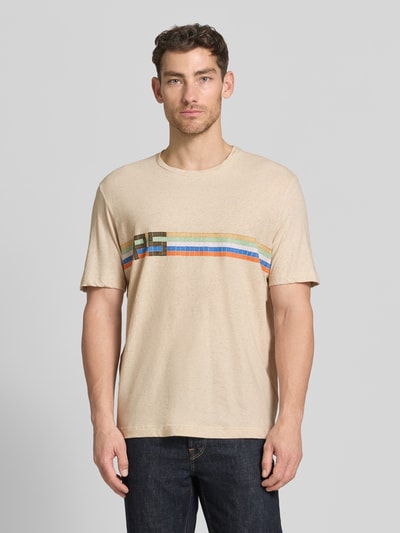 Männermodel trägt Regular Fit T-Shirt mit Leinen-Anteil von PAUL SMITH, beige mit Logo-Print, Baumwoll-Mix, Rundhalsausschnitt, Ganzkörperansicht von vorne. Rückenlänge bei Größe M: 64 cm.