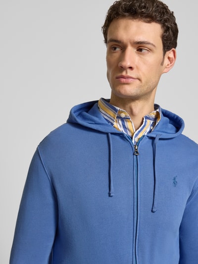 Männermodel trägt Regular Fit Sweatjacke aus Baumwoll-Mix von Polo Ralph Lauren in Blau, Optik: Unifarben, Logo-Stitching, Nahaufnahme Oberkörper.