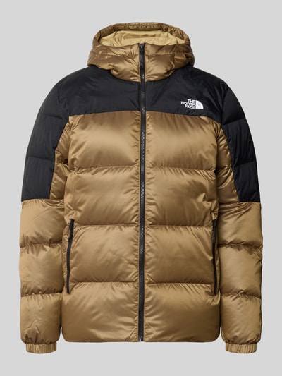 Produktfoto, Regular Fit Jacke in Stepp-Optik Modell 'Diabolo' von The North Face in Braun und Schwarz mit Stehkragen, Reißverschluss und Logo-Stitching, glatte und gesteppte Textur, Damen Jacke, klare Farbabgrenzung