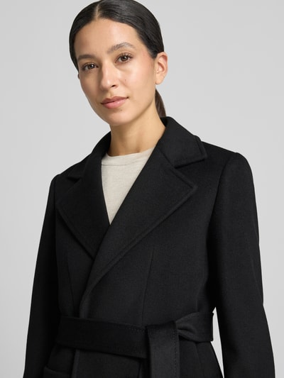 Frauenmodel trägt schwarzen Regular Fit Mantel aus reiner Baumwolle Modell 'RUNAWAY' von MAX&Co., strukturierte Oberfläche, Nahaufnahme Oberkörper, Damen Mantel von MAX&Co.