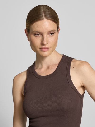 Frauenmodel trägt Slim Fit Top mit Rundhalsausschnitt Modell 'Lesso' von OPUS aus elastischem Baumwoll-Mix, braun, Nahaufnahme Oberkörper.