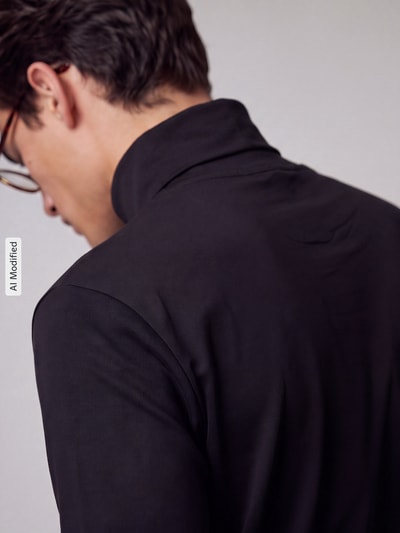 Männermodel trägt Regular Fit Rollkragenpullover aus reiner Baumwolle von Polo Ralph Lauren in Schwarz, Nahaufnahme Rückansicht, KI-modifiziertes Bild.