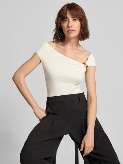Frauenmodel trägt Top im Off-Shoulder-Look Modell 'SUNI' von GUESS aus Lyocell-Elasthan-Mix in Weiß, Slim Fit, Nahaufnahme Oberkörper.