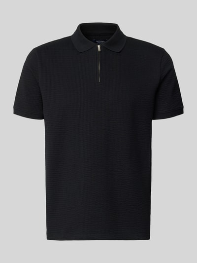 Produktfoto, Regular Fit Poloshirt mit Strukturmuster von MCNEAL für Herren aus elastischem Baumwoll-Mix und Reißverschluss, Kurzärmelig, schwarze Farbe, feine Textur, Rückenlänge bei Größe M 70 cm.