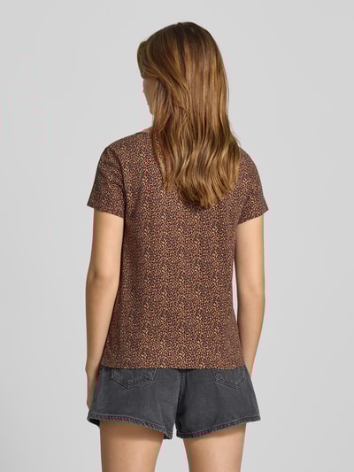 Levi's® T-shirt met V-hals en labelpatch Middenbruin - 5