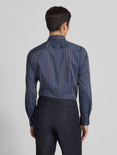 Männermodel trägt Slim Fit Business Hemd mit Haifischkragen von OLYMP, reine Baumwolle, langärmelig, sportmanschetten, Rückenlänge 81 cm, Schulterbreite 39 cm, Ärmellänge 66 cm, dunkle Streifenoptik, Ganzkörperansicht Rückansicht.