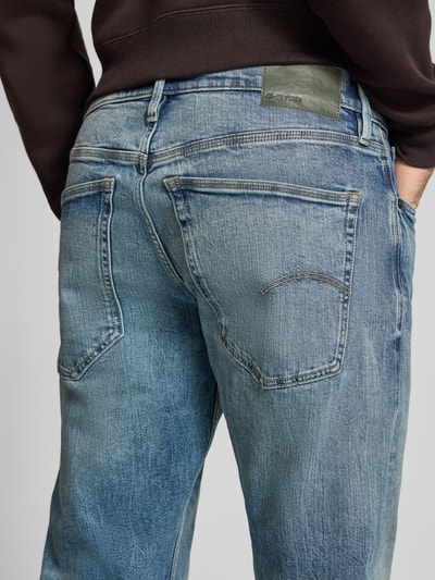 Männermodel trägt Slim Tapered Fit Jeans mit Eingrifftaschen Modell 'Streem' von G-Star Raw aus Reine Baumwolle, Detailaufnahme Rückansicht.