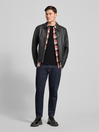 Mannenmodel draagt Custom Slim Fit Longsleeve met Label-Stitching van Polo Ralph Lauren, zwarte kleur, katoen, vooraanzicht, volledige lichaamsfoto.