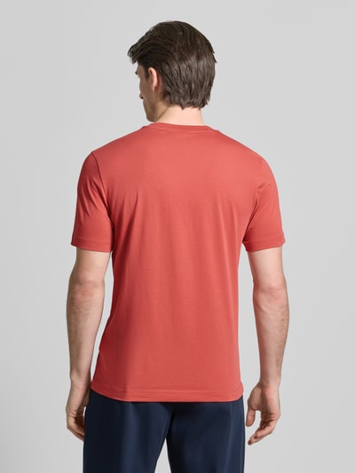 Männermodel trägt Regular Fit T-Shirt aus reiner Baumwolle Modell 'Thompson 01' von BOSS in Unifarbe, Jersey-Textur, Ganzkörperansicht Rückansicht.