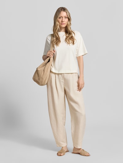 Kobiece model prezentuje Leinenhose mit angedeuteten Gesäßleistentaschen von Christian Berg Woman Selection, mieszanka lnu i wiskozy, krój barrel fit, zapięcie na haftkę i zamek błyskawiczny, zaszewki, szerokość w rozmiarze 36: 42 cm, długość wewnętrzna nogawki w rozmiarze 36: 71 cm, jasne kolory, gładkie faktury, całopostaciowy widok z przodu.