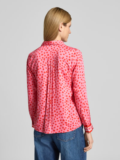 Vrouwenmodel draagt Regular Fit Bluse aus Viskose im Allover-Look van Milano Italy, zuiver viscose, overhemdkraag, knoopsluiting, ruglengte 66 cm, mouwlengte 61 cm, all-over look in roze en rood, achteraanzicht volledige lichaamsopname.
