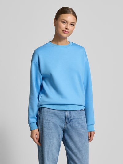 Vrouwenmodel draagt Regular Fit Sweatshirt uit viscosemix model 'Sandy' van Vila, lichtblauw, ronde hals, detailafwerking, frontale volledige lichaamsweergave.